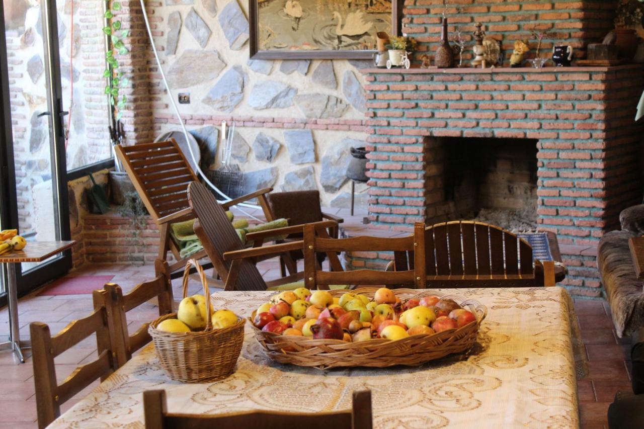 Guest House Poligloti Telavi Buitenkant foto