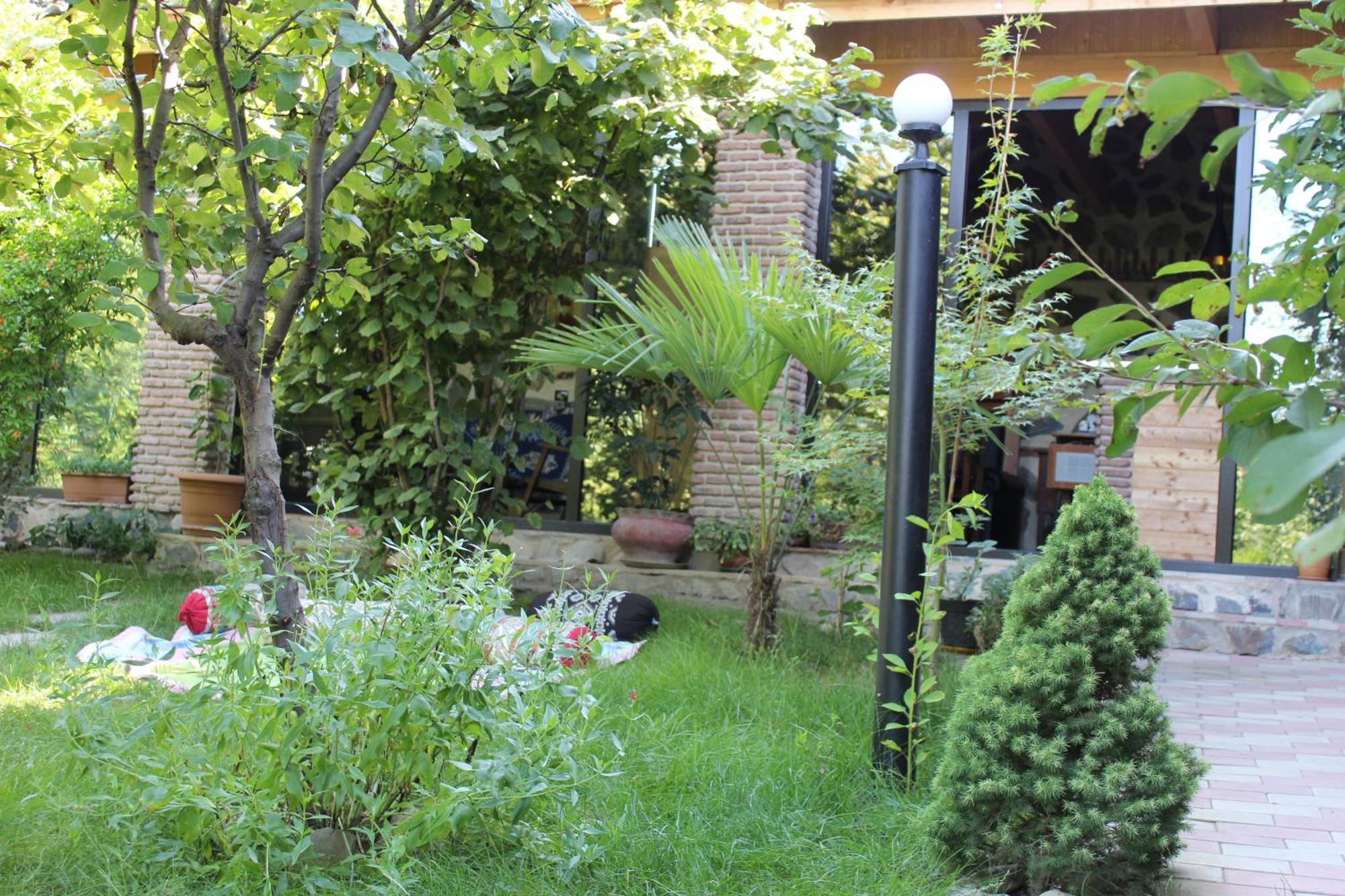 Guest House Poligloti Telavi Buitenkant foto