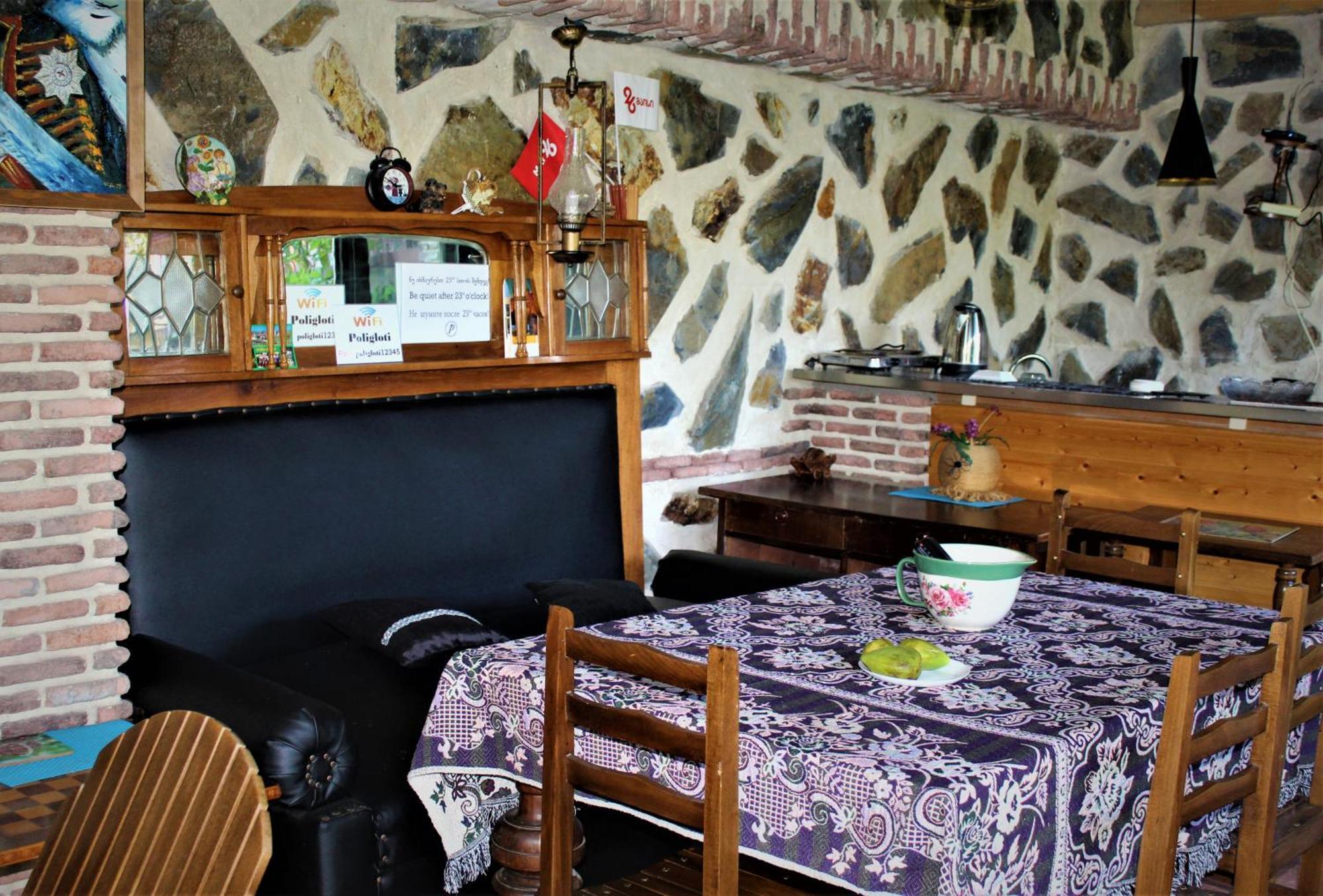 Guest House Poligloti Telavi Buitenkant foto