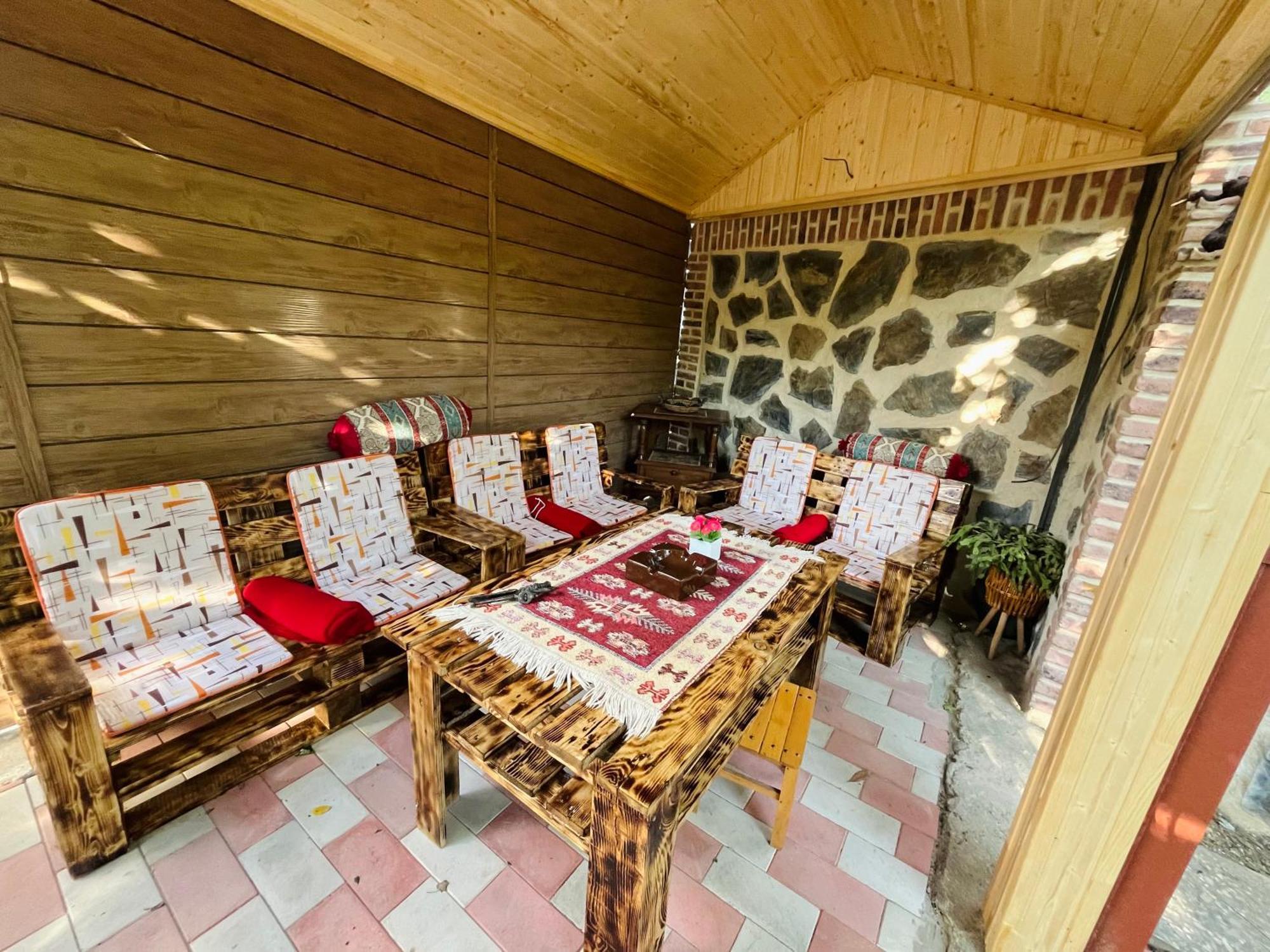 Guest House Poligloti Telavi Buitenkant foto