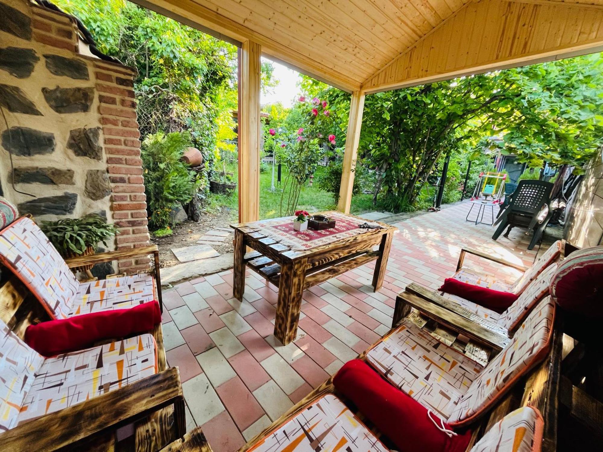 Guest House Poligloti Telavi Buitenkant foto