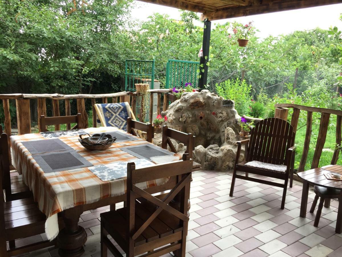 Guest House Poligloti Telavi Buitenkant foto