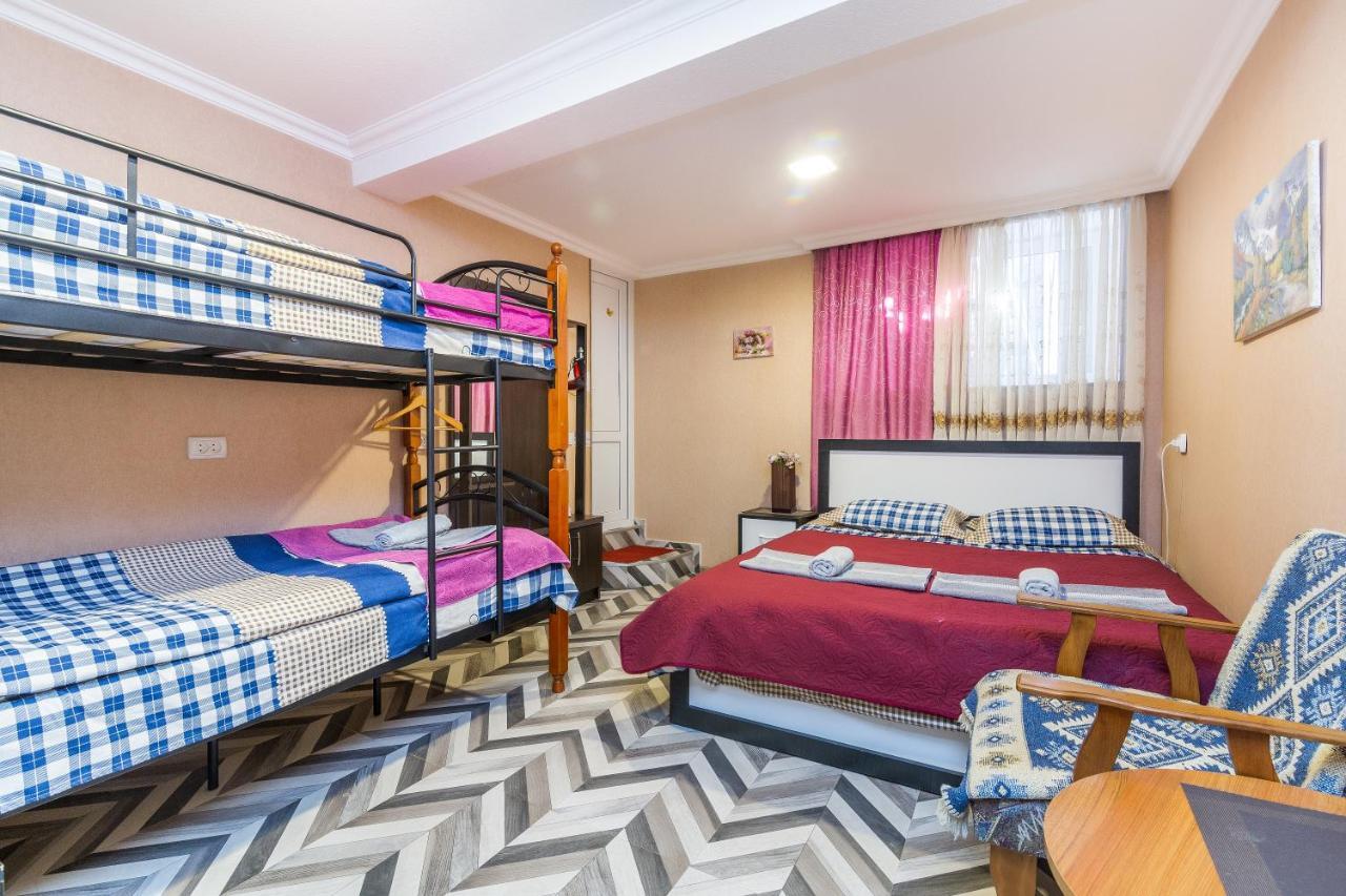 Guest House Poligloti Telavi Buitenkant foto