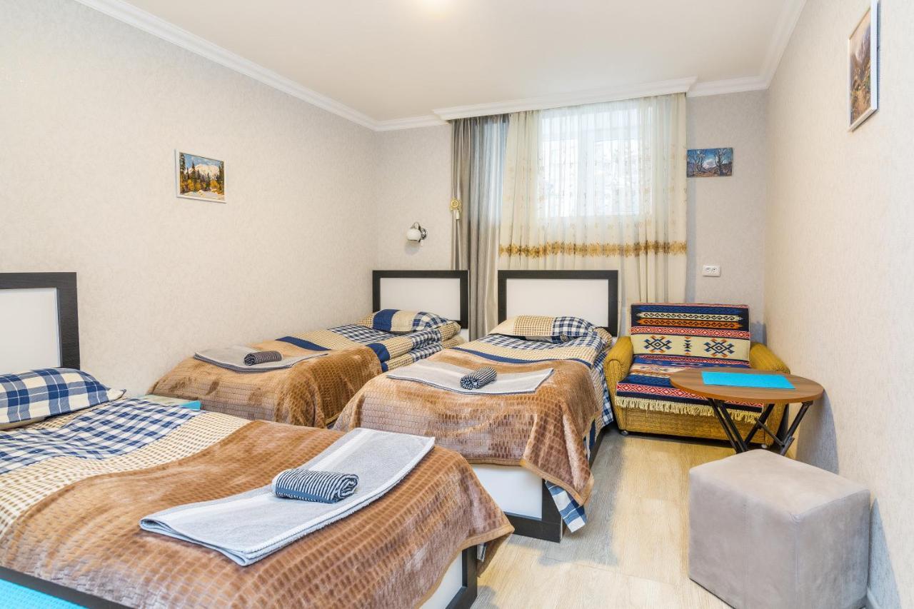 Guest House Poligloti Telavi Buitenkant foto