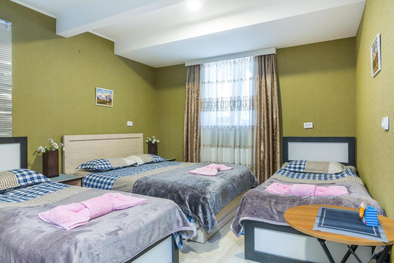 Guest House Poligloti Telavi Buitenkant foto