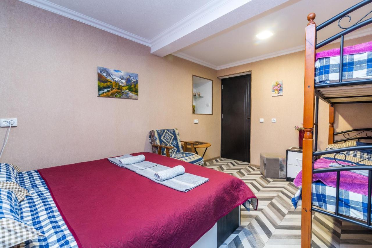 Guest House Poligloti Telavi Buitenkant foto